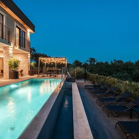Mit Pool Und Wellness Fuer 8 Personen